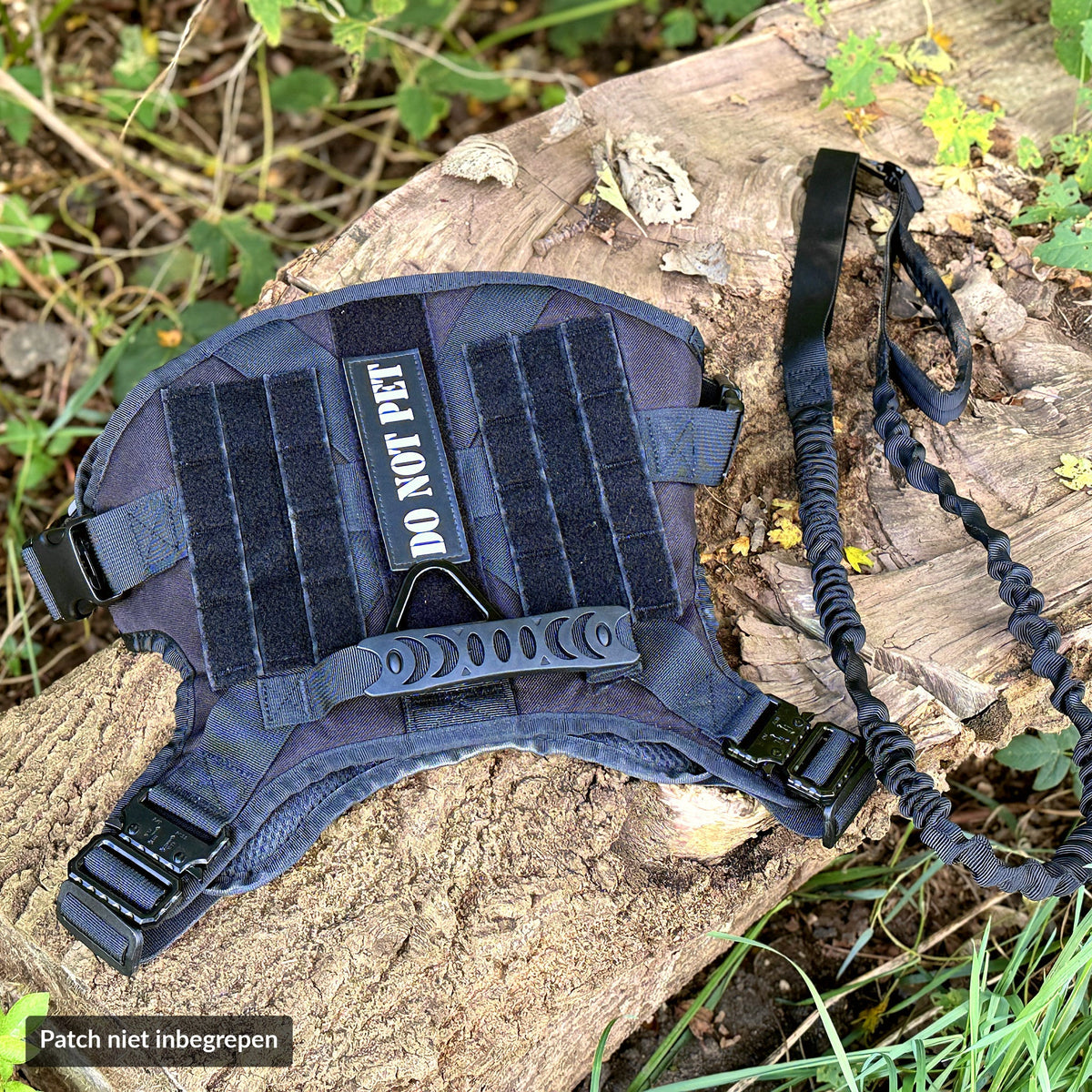 Tactical tuig en bungee riem samen op een boomstam, de complete ReconPaws set